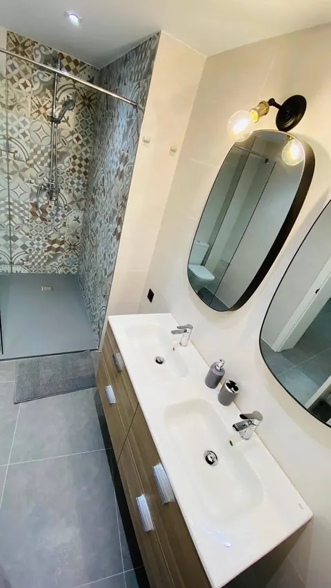 Baño reformado por Misha Construcciones y Reformas