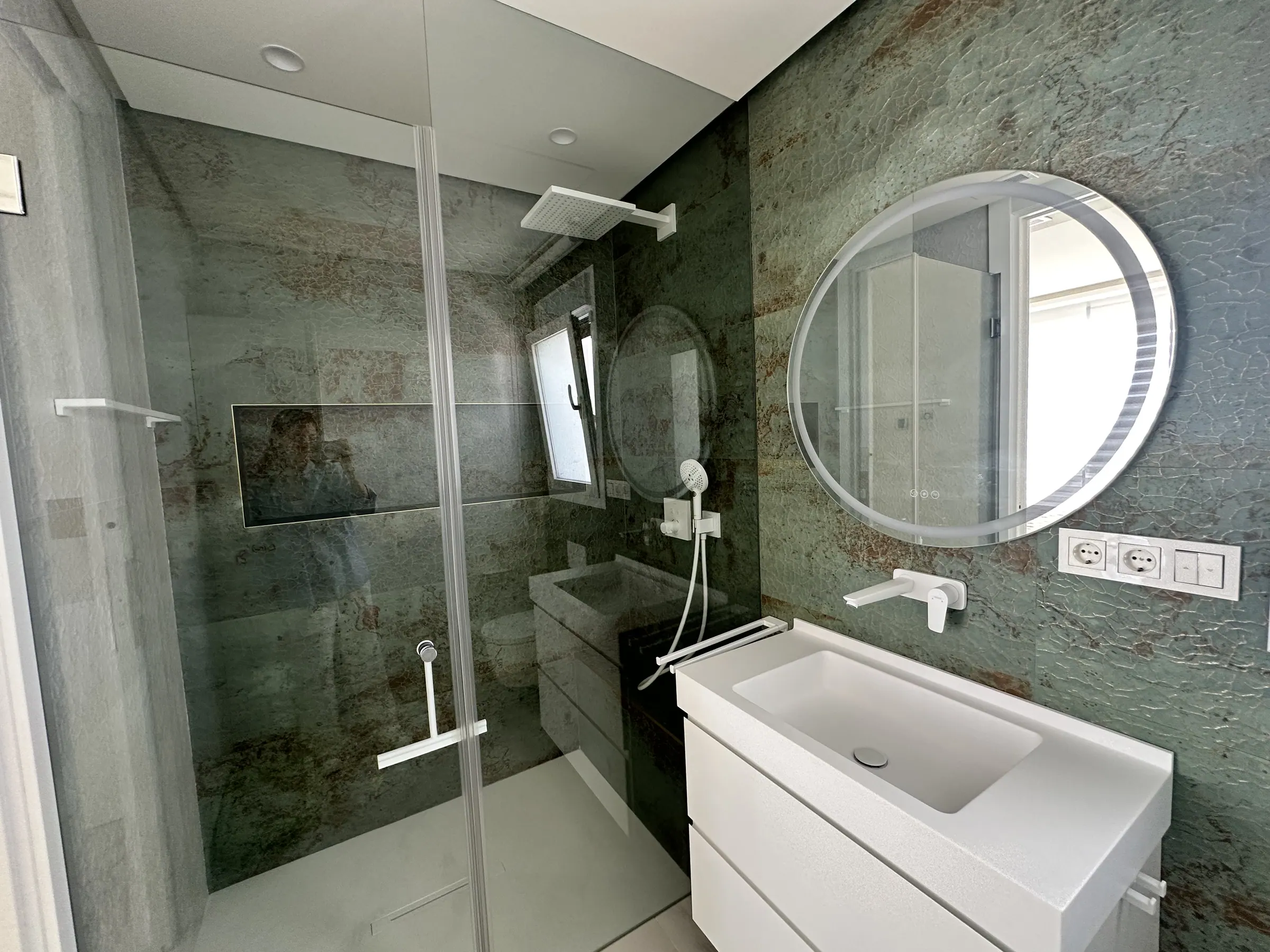 Baño reformado por Misha Construcciones y Reformas