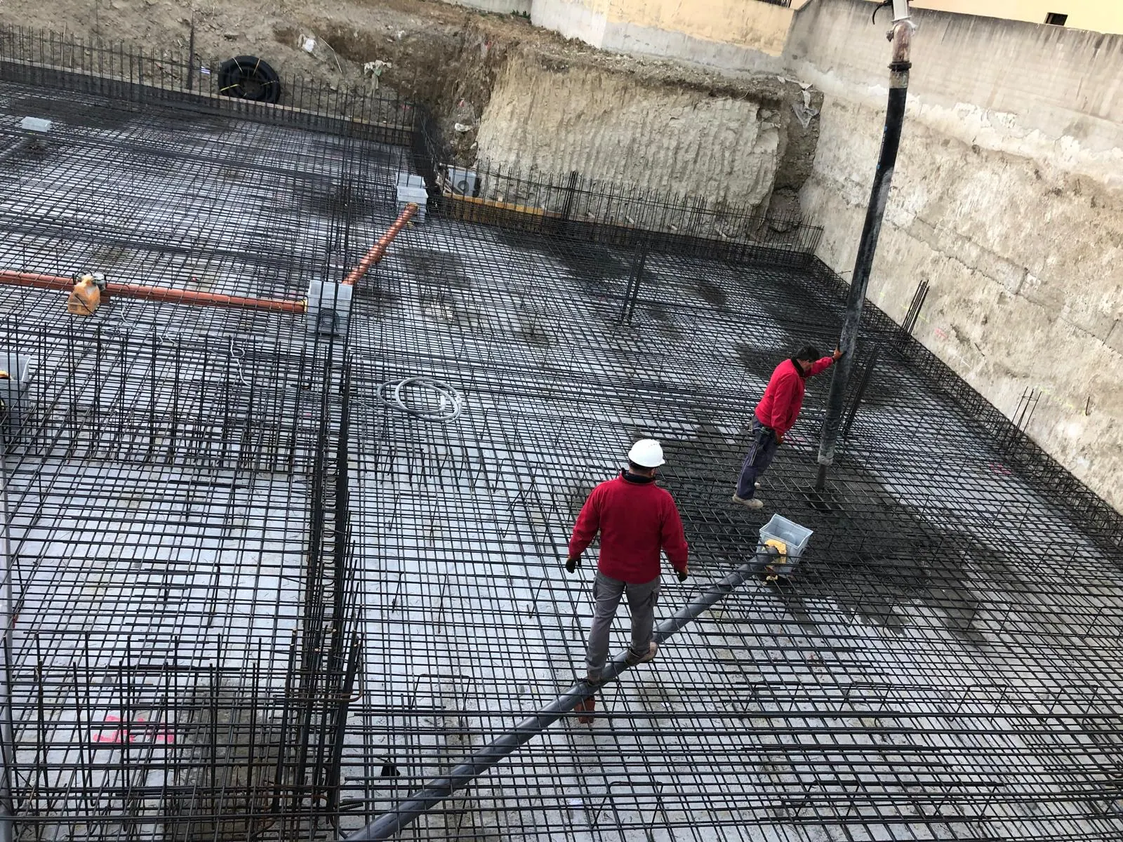 Ferrallado de losa de cimentación en una obra de Misha Construcciones