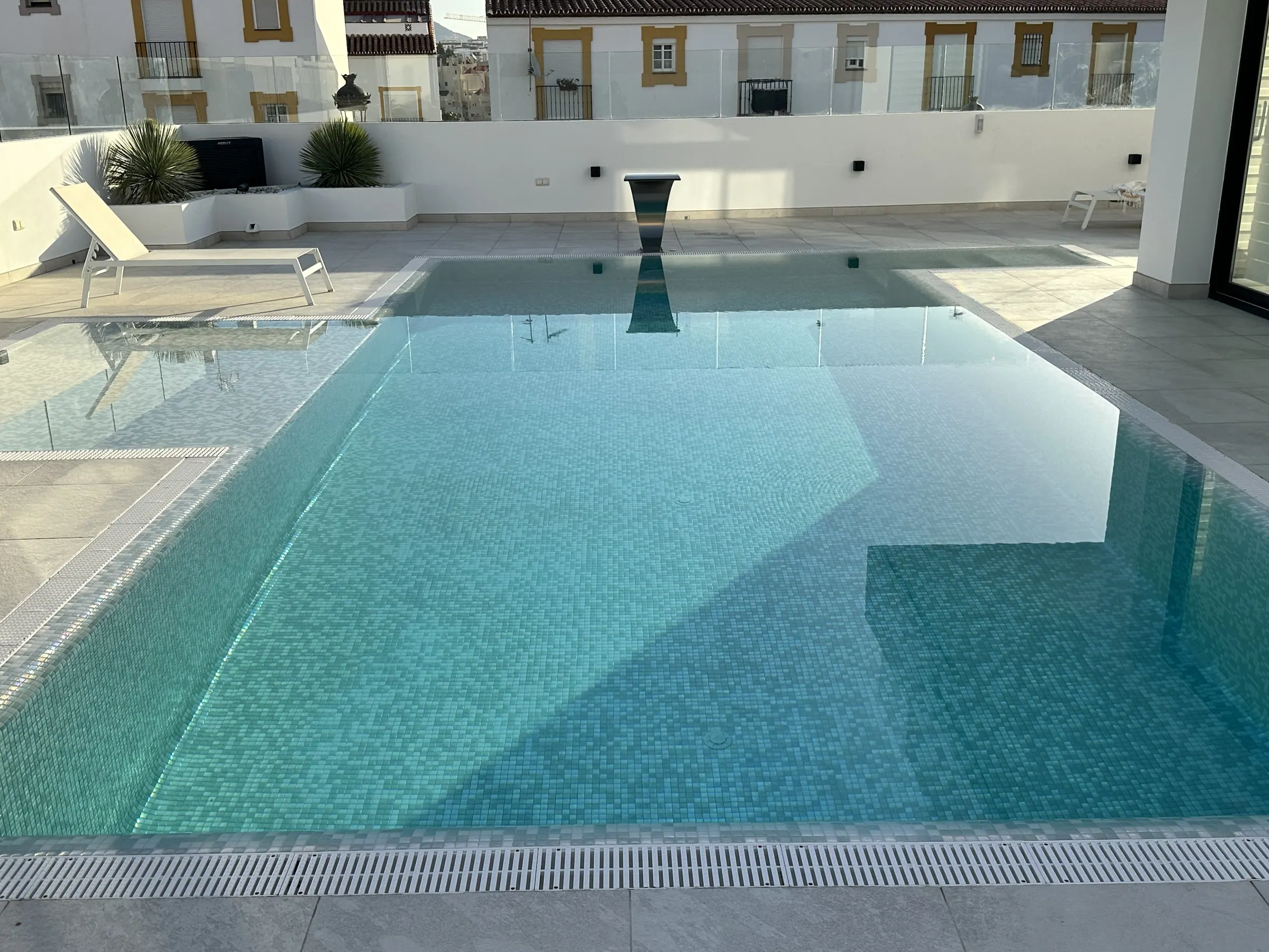 Piscinas y exteriores — Vasos, coronación y jardín